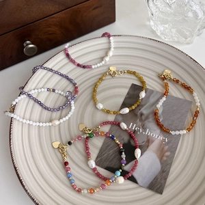 Bracelet fait main en perles d'eau douce et pierres naturelles avec pendentif cœur