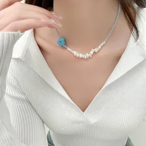 Collier de perles style île avec fleurs bleues et accents de coquillages pour l'été