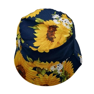 Vue détaillée du chapeau de pêcheur réversible avec imprimé tournesol bleu et jaune