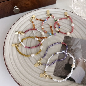 Bracelet fait main en perles d'eau douce avec pierres colorées et pendentif coeur doré