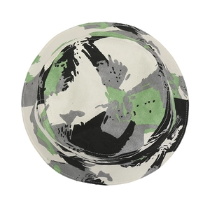 Vue de dessus du chapeau bob camouflage avec motifs verts et coutures renforcées précises