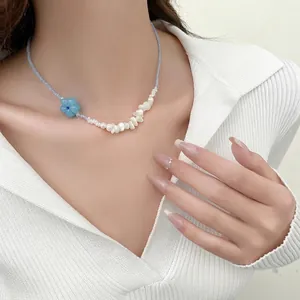 Collier de perles bleues avec fleurs et coquillages pour un style de plage estival
