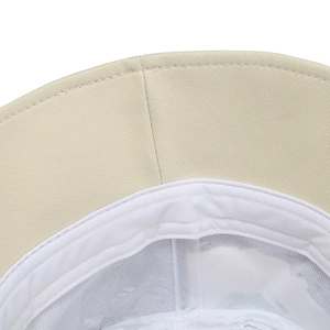 Vue détaillée de la doublure en maille respirante et de la bande anti-sueur du chapeau