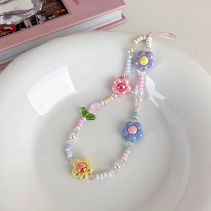 Vue détaillée du bijou de téléphone en perles macaron colorées avec pendentifs fleurs de tulipe