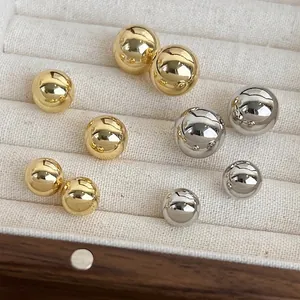 Boucles d'oreilles boules dorées et argentées en trois tailles dans un coffret de velours