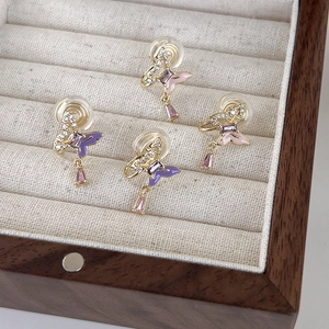 Détails des boucles d'oreilles papillon dorées avec zircon et émail coloré à clipser