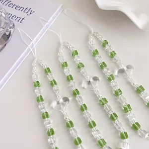 Bijoux de téléphone en perles acryliques vertes et blanches avec pendentif cœur