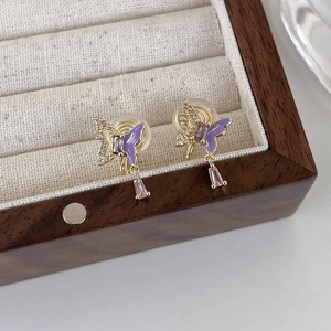 Élégants clips d'oreilles papillon dorés avec émail violet et cristaux de zircone pendants
