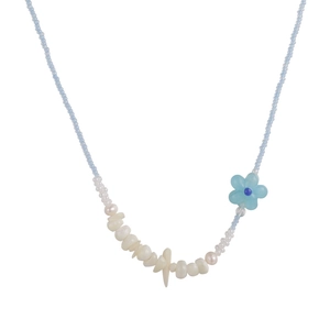Collier de plage fait main avec fleur bleue et perles blanches irrégulières
