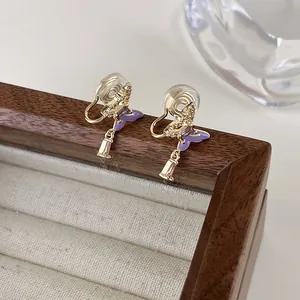 Détails de boucles d'oreilles à clip émaillées violettes avec cristal rose et silicone