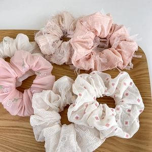 Set de coleteros de encaje rosa y beige con bordados y gasa para peinados de moño