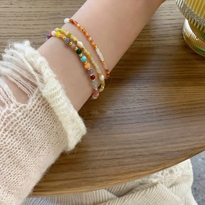 Lot de trois bracelets en perles colorées avec perles d'eau douce et séparateurs dorés