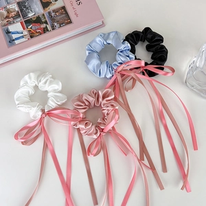 Lot de quatre chouchous en satin blanc, rose, bleu et noir pour une coiffure élégante