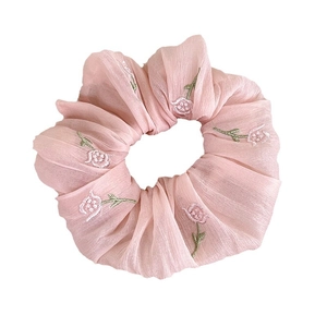 Coletero de gasa rosa con bordado floral y textura fruncida para peinados