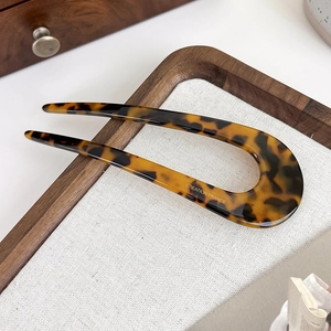 Détail d'une épingle à cheveux en acétate écaille de tortue avec gravure Creation France