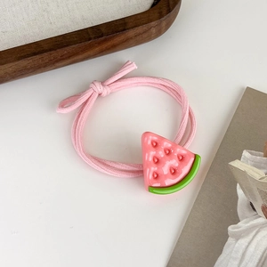 Détail d'élastique rose avec breloque pastèque en résine et cordelette tissée douce