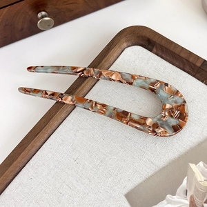 Détail d'une épingle à cheveux en U en acétate marbré avec gravure Creation France