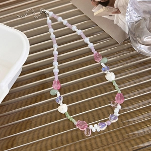 Collier en perles de cristal tulipe rose avec cœur en céramique sur plateau