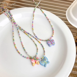 Colliers de perles colorées avec pendentif papillon pour femmes au style tendance