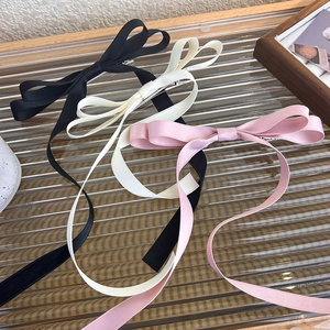 Elegantes pinzas de pelo con lazos de satén y cintas largas en negro, blanco y rosa