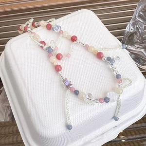 Collier artisanal aux perles pastel avec breloques de cœur pour la mode estivale