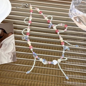Collier de perles pastel avec breloques cœur et papillon et chaîne ajustable femme