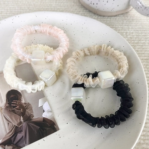 Set di quattro elastici in organza con perle quadrate iridescenti in colori tenui