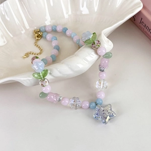 Collier de perles fleur doux avec pendentif étoile transparente et perles pastel
