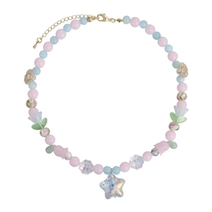 Collier de perles pastel avec pendentif étoile irisante et fleurs sur fond blanc