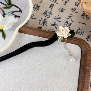 Détail de l'épingle à cheveux muguet avec pompon perle sur fond de style classique