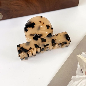 Detailed side view of a medium rectangular tortoiseshell acetate hair claw clip