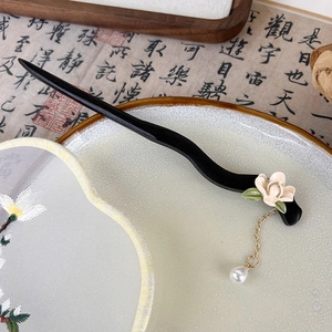 Pic à cheveux élégant en bois avec muguet et pampille de perles au style chinois