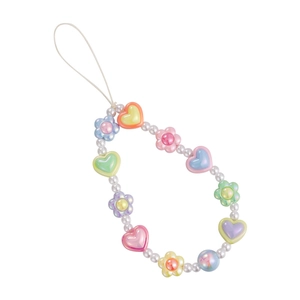 Dragonne de téléphone en perles macaron avec motifs cœur et fleur sur fond blanc