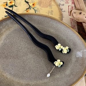 Sandalwood hair pin with jasmine flowers and elegant pearl tassels in Chinese style