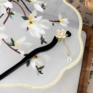 Détail d'épingle à cheveux muguet avec pompon perle sur un éventail en soie
