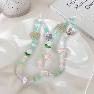 Détail de lanières de téléphone perles tulipe macaron avec étoiles et cœurs sur plat blanc