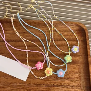 Collier avec Pendentif Fleur en Résine Douce Perles Acryliques Colorées Choker pour Femme Bijoux de Mode Y2K