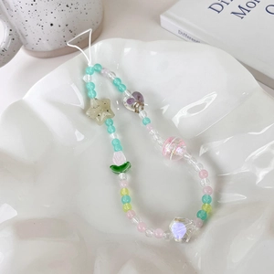 Bijou de téléphone tulipe en perles de verre pastel colorées et breloque cœur sur plat