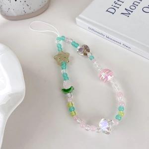 Vue détaillée des perles de tulipe en verre translucide sur un cordon de téléphone