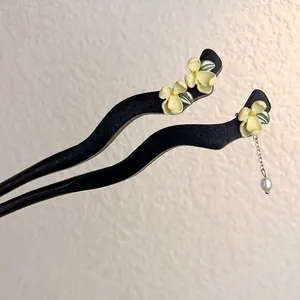 Sandalwood jasmine hair sticks with resin flowers and elegant pearl tassels
