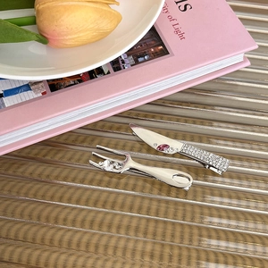 Barrettes Y2K en métal argenté forme couverts avec strass et pierre rose sur verre