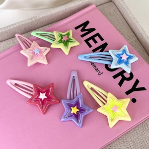 Set di 6 fermagli per capelli a forma di stella glitterata su sfondo rosa pastello