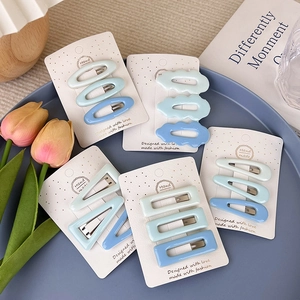 Détail de 5 lots de barrettes aux couleurs acidulées et formes géométriques