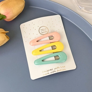 Vue détaillée de barrettes BB aux couleurs bonbon et paillettes rose jaune vert