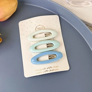 Détail de barrettes à cheveux dégradées aux couleurs bonbon vert menthe et bleu