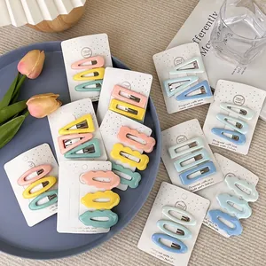 Lot de barrettes géométriques couleurs bonbon aux tons pastels sur carte décorative