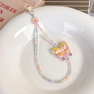 Détail d'une dragonne de téléphone en perles avec papillon rose et breloque fleurie