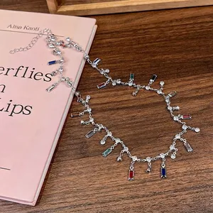 Collier argenté élégant avec des glands en zircon rectangulaires colorés et chaîne réglable