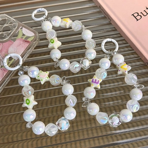 Détail de dragonne DIY avec perles étoiles, lettres LOVE et fermoir à ressort argenté