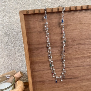 Collier à franges en argent orné de zircons rectangulaires colorés et cristaux
